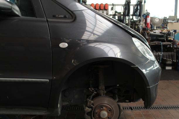 Foto: KOTFLÜGEL RECHTS eines Mercedes-Benz A 160 L LX