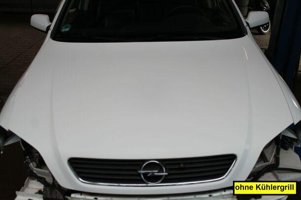 Foto: MOTORHAUBE eines Opel Astra 1.6 Caravan LX