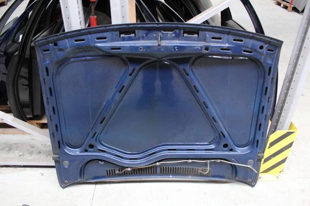 Foto: MOTORHAUBE eines VW Polo GLX