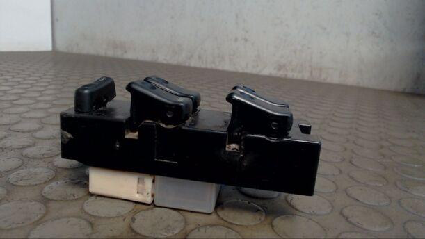 Foto: FENSTERHEBERSCHALTER eines Mazda 626 Comfortline
