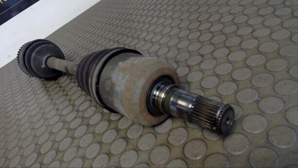 Foto: ANTRIEBSWELLE VORN LINKS eines Mazda 626 GLX