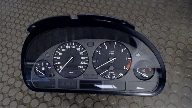 Foto: TACHOEINHEIT eines BMW 525i touring SLX