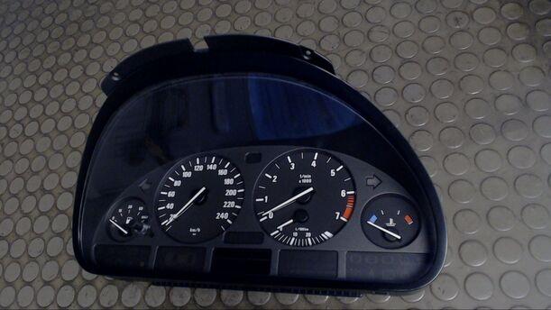 Foto: TACHOEINHEIT eines BMW 525i touring SLX