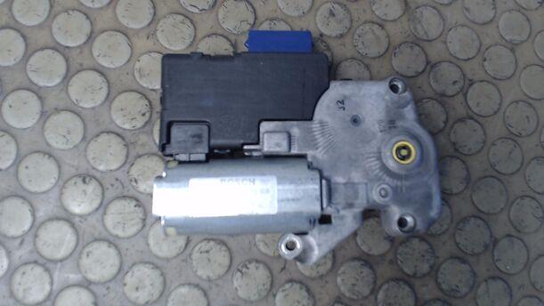 Foto: SCHIEBEDACHMOTOR eines Saab 9-5 Kombi 2.3t SLX