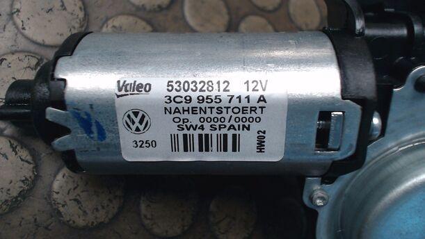 Foto: SCHEIBENWISCHERMOTOR HINTEN eines VW Passat Variant 1.8 TSI Comfortline