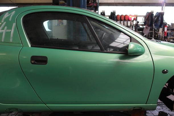 Foto: TÜR VORN RECHTS eines Opel Tigra 1.6i 16V Comfortline