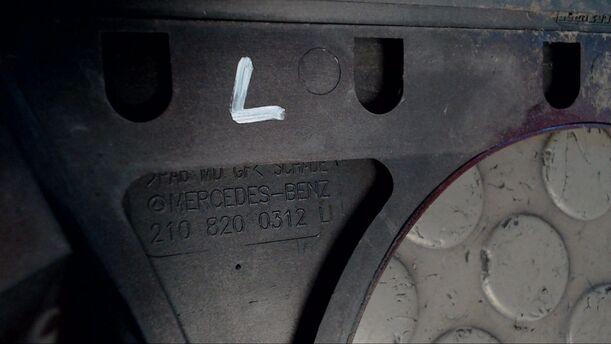 Foto: SCHEINWERFERBLENDE LINKS eines Mercedes-Benz E 320 T SLX