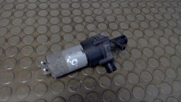 Foto: ELEKTRISCHE WASSERPUMPE eines Mercedes-Benz E 320 T SLX