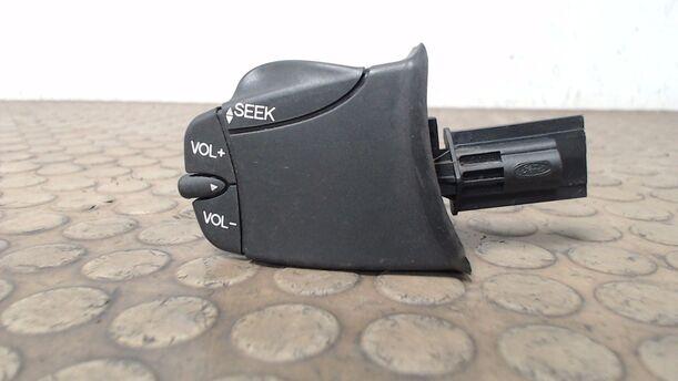 Foto: SCHALTER RADIOBEDIENUNG eines Ford Focus SLX