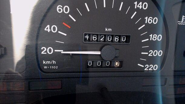 Foto: TACHOEINHEIT eines Opel Astra SLX