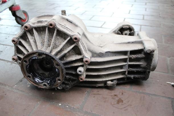 Foto: HINTERACHSGETRIEBE (UNGEPRÜFT) eines Audi A6 Avant 2.7 T quattro