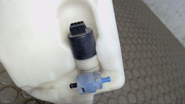 Foto: SCHEIBENWASCHBEHÄLTER eines VW Golf 1.4