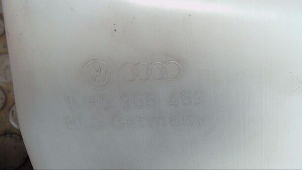 Foto: SCHEIBENWASCHBEHÄLTER eines VW Golf 1.4