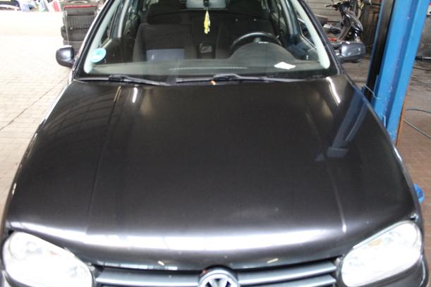 Foto: MOTORHAUBE eines VW Golf 1.9 SDI