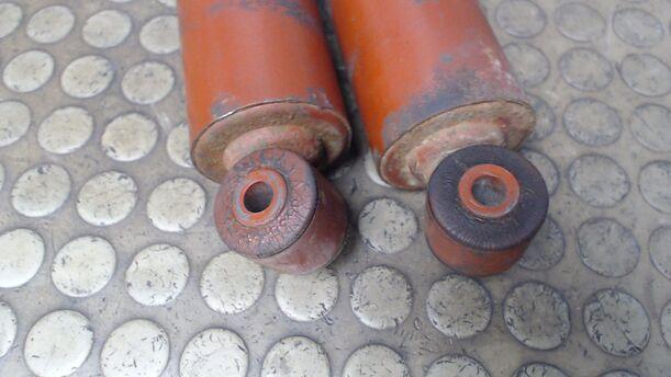 Foto: STOSSDÄMPFERPAAR HINTEN eines Fiat Barchetta 1.8 16V