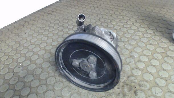 Foto: PUMPE SERVOLENKUNG / SERVOPUMPE eines BMW 316i compact SLX