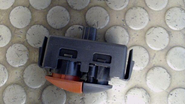 Foto: SCHALTER WARNBLINKANLAGE eines Renault Twingo 1.2 SLX
