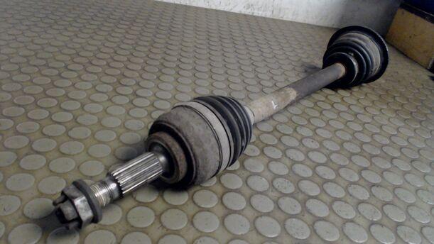 Foto: ANTRIEBSWELLE VORN LINKS eines Renault Twingo 1.2 SLX
