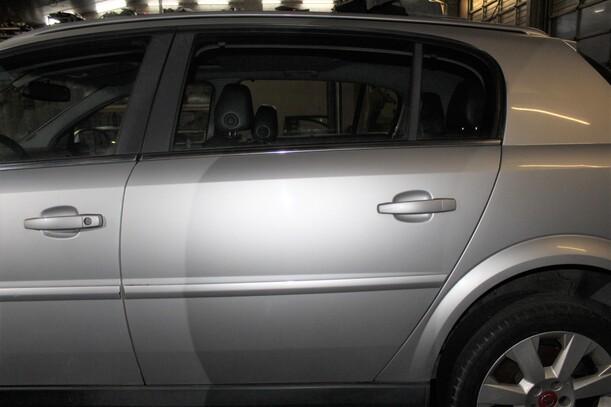 Foto: TÜR HINTEN LINKS eines Opel Signum 3.0 V6 CDTI