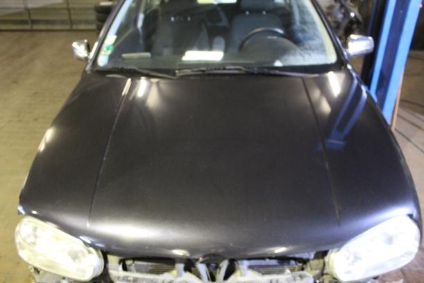 Foto: MOTORHAUBE eines VW Golf 1.9 TDI