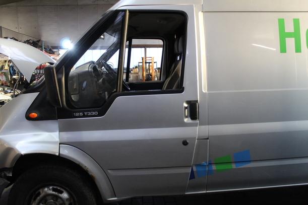Foto: TÜR VORN LINKS eines Ford Transit 330 L TDE Lkw LX