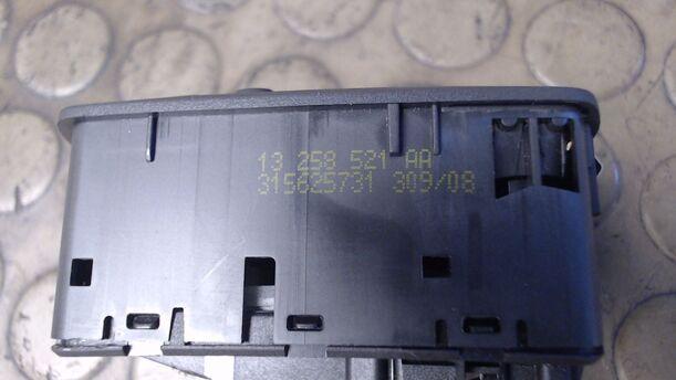 Foto: FENSTERHEBERSCHALTER eines Opel Corsa 1.0 12V