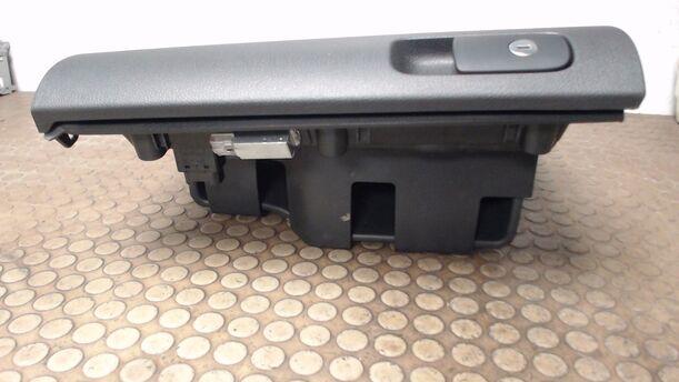 Foto: HANDSCHUFACH ( GOLF PLUS ) eines VW Golf Plus 1.4 TSI