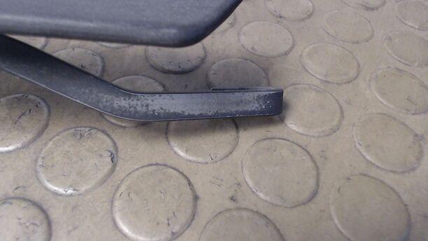 Foto: SCHEIBENWISCHERARME VORN eines Mazda 626 2.0 TD