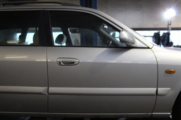 Foto: TÜR VORN RECHTS eines Mazda 626 2.0 TD