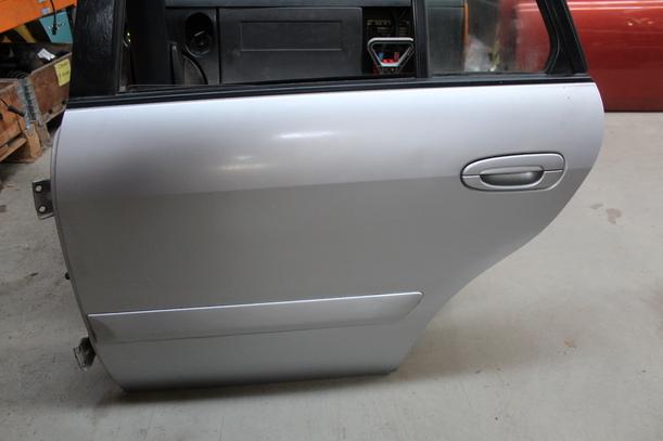 Foto: TÜR HINTEN LINKS eines Mazda 626 2.0 TD