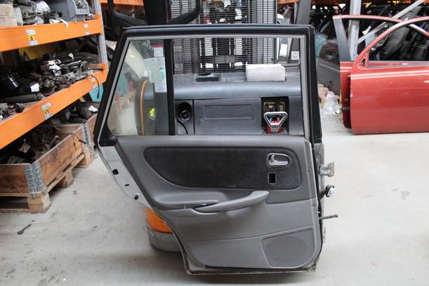 Foto: TÜR HINTEN LINKS eines Mazda 626 2.0 TD
