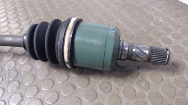 Foto: ANTRIEBSWELLE LINKS eines Mazda 626 2.0 TD