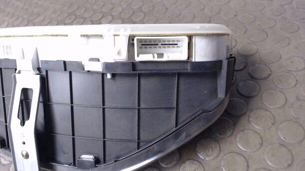 Foto: TACHOEINHEIT eines Mazda 626 2.0 TD