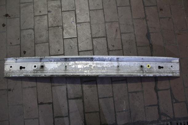 Foto: VERSTÄRKUNG / TRÄGER VORN eines Volvo 850 2.5-20V