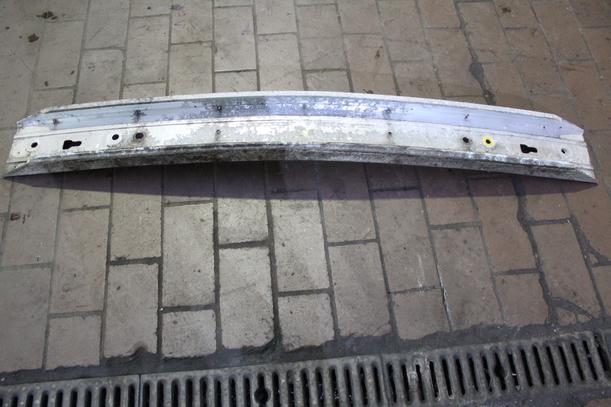 Foto: VERSTÄRKUNG / TRÄGER VORN eines Volvo 850 2.5-20V