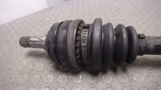 Foto: ANTRIEBSWELLE VORN LINKS eines Volvo 850 2.5-20V