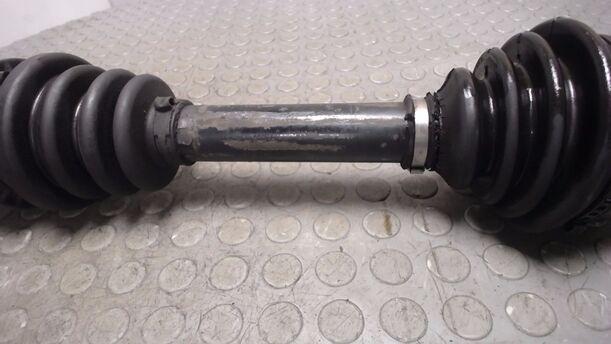 Foto: ANTRIEBSWELLE VORN LINKS eines Volvo 850 2.5-20V
