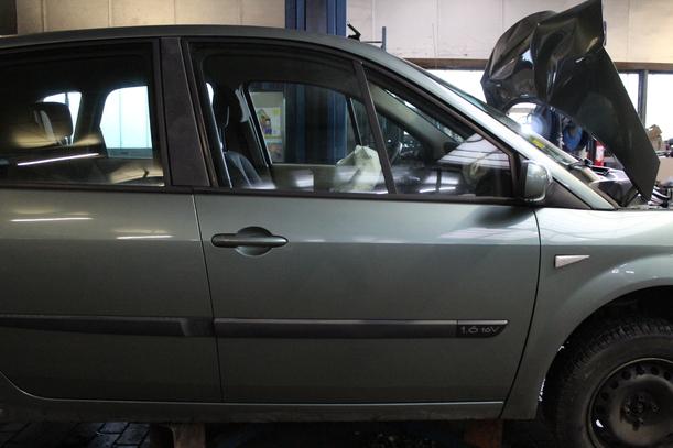 Foto: TÜR VORN RECHTS eines Renault Scenic 1.6 16V