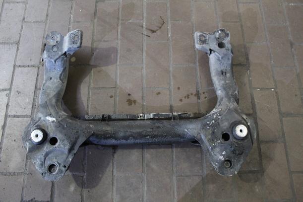 Foto: ACHSKÖRPER VORN / VORDERACHSTRÄGER eines Audi 100 Avant 2.6 E