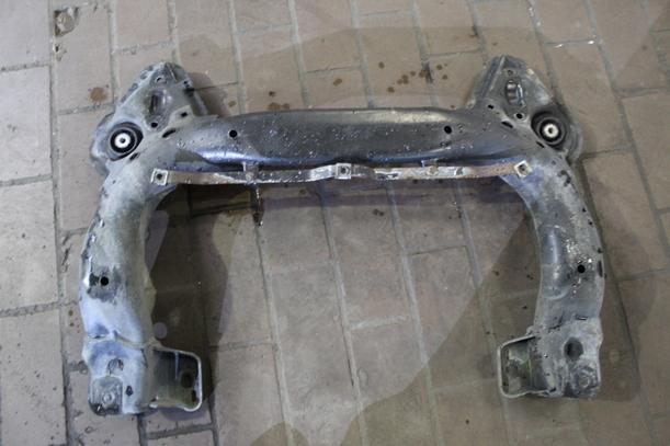 Foto: ACHSKÖRPER VORN / VORDERACHSTRÄGER eines Audi 100 Avant 2.6 E