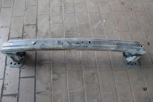 Foto: VERSTÄRKUNG VORN eines Ford Fiesta 1.3