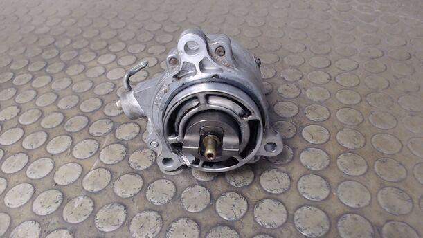 Foto: VAKUUMPUMPE eines Mazda 626 2.0 TD