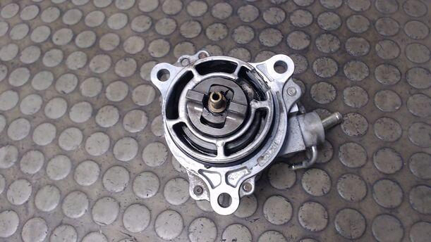 Foto: VAKUUMPUMPE eines Mazda 626 2.0 TD