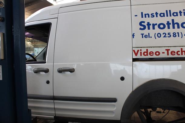 Foto: SCHIEBETÜR LINKS eines Ford Transit Connect (Lang)