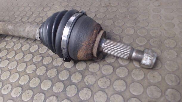 Foto: ANTRIEBSWELLE LINKS eines Ford Transit Connect (Lang)