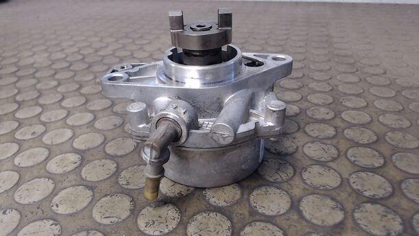 Foto: VAKUUMPUMPE eines Opel Meriva 1.3 CDTI DPF Aura