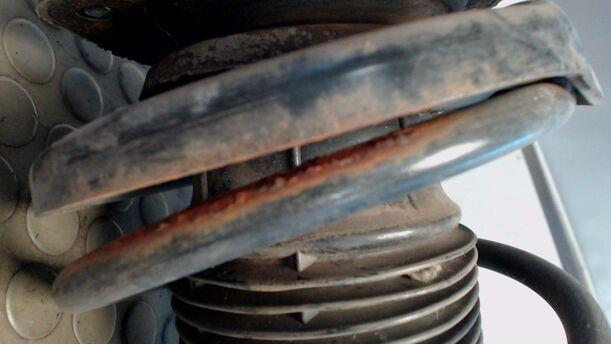 Foto: FEDERBEIN VORN RECHTS eines Ford Scorpio