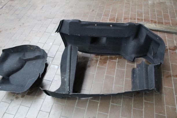 Foto: INNENVERKLEIDUNGEN KOFFERRAUM eines Audi Cabriolet 2.6 (E)