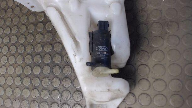 Foto: SCHEIBENWASCHBEHÄLTER eines Ford Focus Turnier
