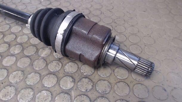 Foto: ANTRIEBSWELLE LINKS eines Opel Corsa 1.2 16V (ecoFLEX) Easytronic